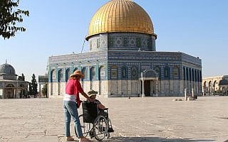 הגישה של כיסא גלגלים לכיפת הסלע מספקת מראות שרוב המטיילים עשויים לפספס (צילום: שמואל בר-עם) הגישה של כיסא גלגלים לכיפת הסלע מספקת מראות שרוב המטיילים עשויים לפספס (צילום: שמואל בר-עם)