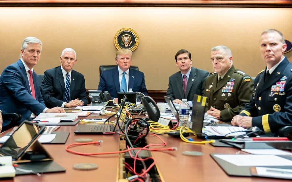 במרכז: הנשיא טראמפ וצוותו בחדר מצב בבית הלבן במהלך הפשיטה בה חוסל אל-בגדאדי. (צילום: צילום: דוברות הבית הלבן.)