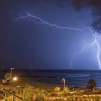 סופת ברקים בחוף אשקלון, ב-2015 (צילום: אדי ישראל/פלאש90)