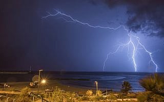 סופת ברקים בחוף אשקלון, ב-2015 (צילום: אדי ישראל/פלאש90)