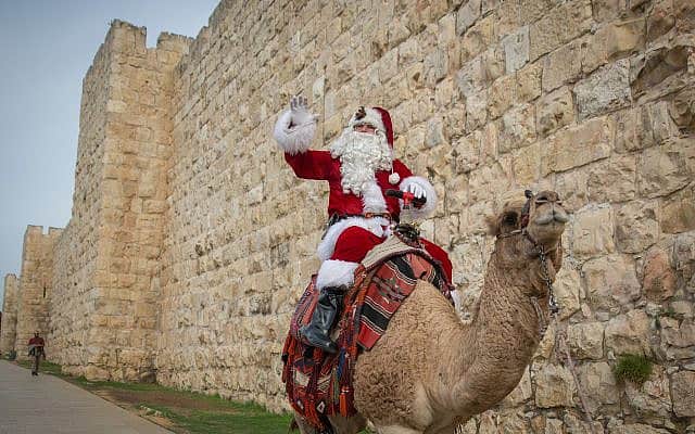 אדם המחופש לסנטה קלאוס מברך מבקרים בירושלים (צילום: Miriam Alster/Flash90)