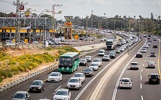 כביש החוף. ב-22 הקילומטרים שבין נתניה לגלילות ישמש הנתיב הימני אוטובוסים ורכבים שיתופיים בלבד (צילום: Meir Vaknin/Flash90) כביש החוף. ב-22 הקילומטרים שבין נתניה לגלילות ישמש הנתיב הימני אוטובוסים ורכבים שיתופיים בלבד (צילום: Meir Vaknin/Flash90)