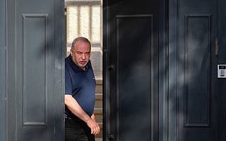 אביגדור ליברמן בביתו במושב נוקדים, ב-18 בספטמבר 2019 (צילום: פלאש90) אביגדור ליברמן בביתו במושב נוקדים, ב-18 בספטמבר 2019 (צילום: פלאש90)