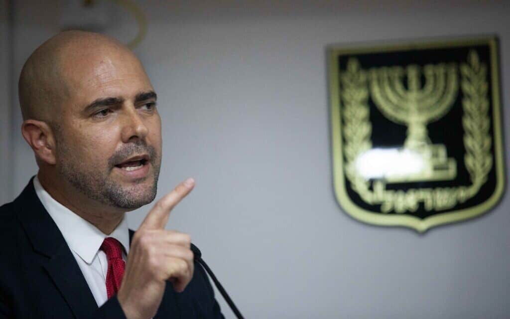 אמיר אוחנה במסיבת העיתונאים שערך בה תקף בחריפות את רשויות החוק. 29 באוקטובר 2019 (צילום: יונתן סינדל/פלאש90) אמיר אוחנה במסיבת העיתונאים שערך בה תקף בחריפות את רשויות החוק. 29 באוקטובר 2019 (צילום: יונתן סינדל/פלאש90)