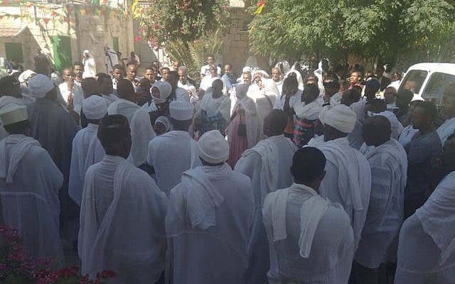 מתפללים מתכנסים בחצר הכנסיה האתיופית. המשטרה הוזמנה למקום כדי להרגיע את הרוחות (צילום: רועי קלייטמן)