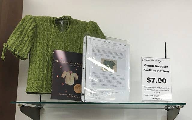 העתק של הסוודר של קריסטינה חיגר מוצג למכירה בחנות הספרים של מוזיאון ארצות הברית לזכר השואה, לצד דוגמת הסריגה שלו וספרה של ד&quot;ר קריסטין קרן (צילום: ג&#039;וליה גרוסמן)