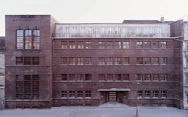 המבנה ששימש בית הספר היהודי לבנות בברלין, היום משכנה של מסעדת Mogg (צילום: פייסבוק)
