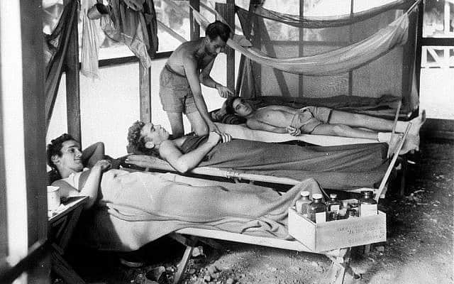 חיילי צבא ארצות הברית הסובלים ממלריה מתאוששים במרכז טיפולים צבאי בגוודלקנל במהלך מלחמת העולם השנייה, 1943 (צילום: סוכנות הידיעות האמריקאית)