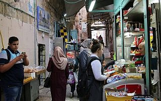 רחוב הדגל בירושלים יוצא ממעלה המדרשה ברובע המוסלמי של העיר העתיקה של העיר (צילום: שמואל בר-עם) רחוב הדגל בירושלים יוצא ממעלה המדרשה ברובע המוסלמי של העיר העתיקה של העיר (צילום: שמואל בר-עם)