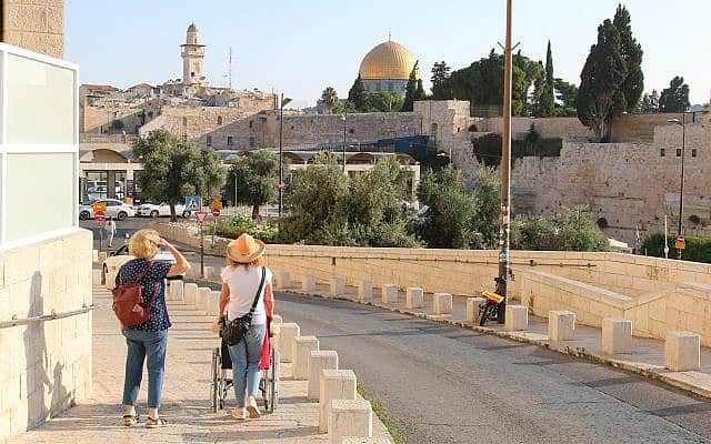 יורדים מהכותל המערבי לשער דוד בירושלים (צילום: שמואל בר-עם)
