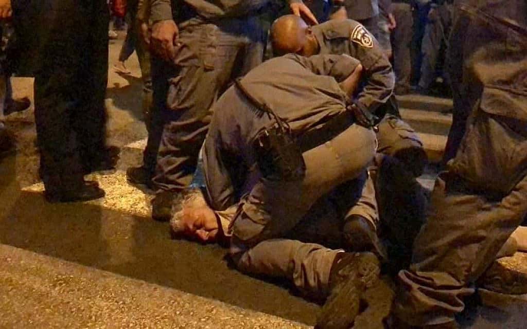 מעצר מפגין בהפגנה במוצ"ש האחרון בפ"ת (צילום: ציפי מנשה)