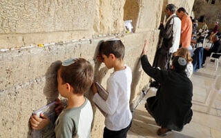 תלמידי בית ספר יסודי בכותל המערבי (צילום: גרשון אליסון, פלאש 90) תלמידי בית ספר יסודי בכותל המערבי (צילום: גרשון אליסון, פלאש 90)