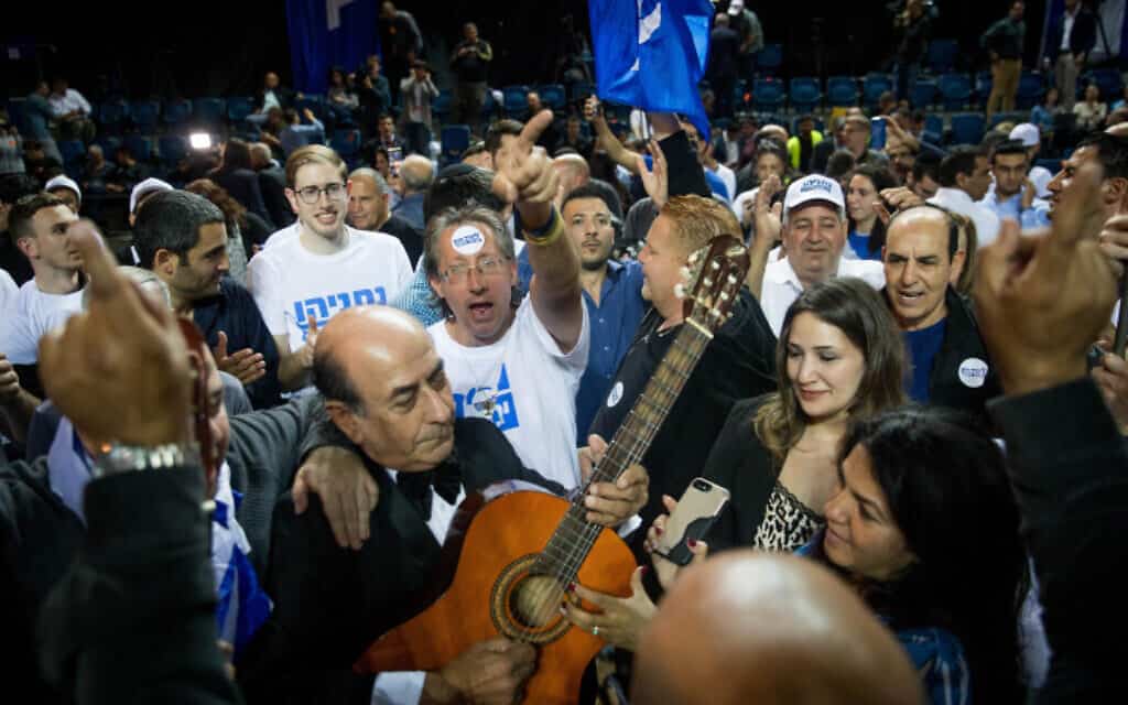 פעילי ליכוד, לאחר הבחירות לכנסת ה-21; למצולמים אין קשר לידיעה (צילום: יונתן זינדל, פלאש 90) פעילי ליכוד, לאחר הבחירות לכנסת ה-21; למצולמים אין קשר לידיעה (צילום: יונתן זינדל, פלאש 90)