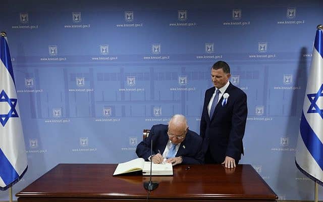 נשיא המדינה ראובן ריבלין חותם בספר האורחים של הכנסת (צילום: דוברות הכנסת)