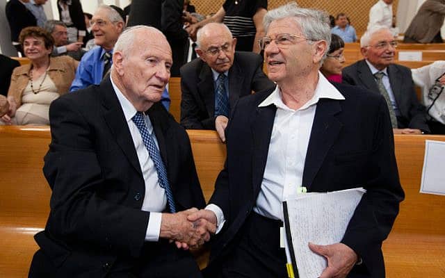 מאיר שמגר (משמאל) ומחליפו בתפקיד נשיא בית המשפט העליון, אהרן ברק, 2012 (צילום: דוד ועקנין, פלאש 90)