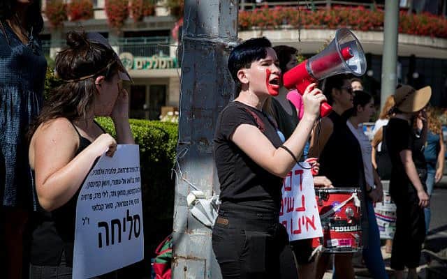 מחאה נגד אלימות כלפי נשים, בקרבת ביתו של ראש הממשלה בירושלים (צילום: יונתן זינדל, פלאש 90)