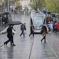 גשם ברחוב יפו בירושלים באפריל השנה. במקרה של סופת ברקים עדיף להתכופף ולהתרחק מעמודי חשמל (צילום: נועם ריבקין פנטון / פלאש 90)