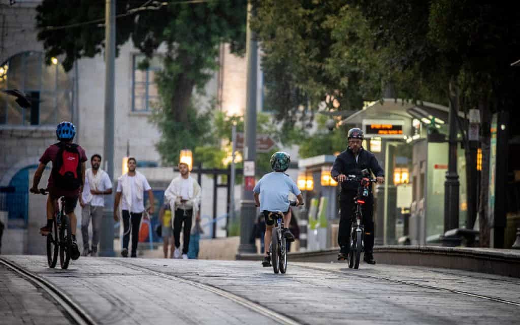 ערב יום כיפור בדרך יפו בירושלים. שני ילדים נהרגו במהלך החג ברכיבה על אופניים (צילום: יונתן סינדל / פלאש 90)