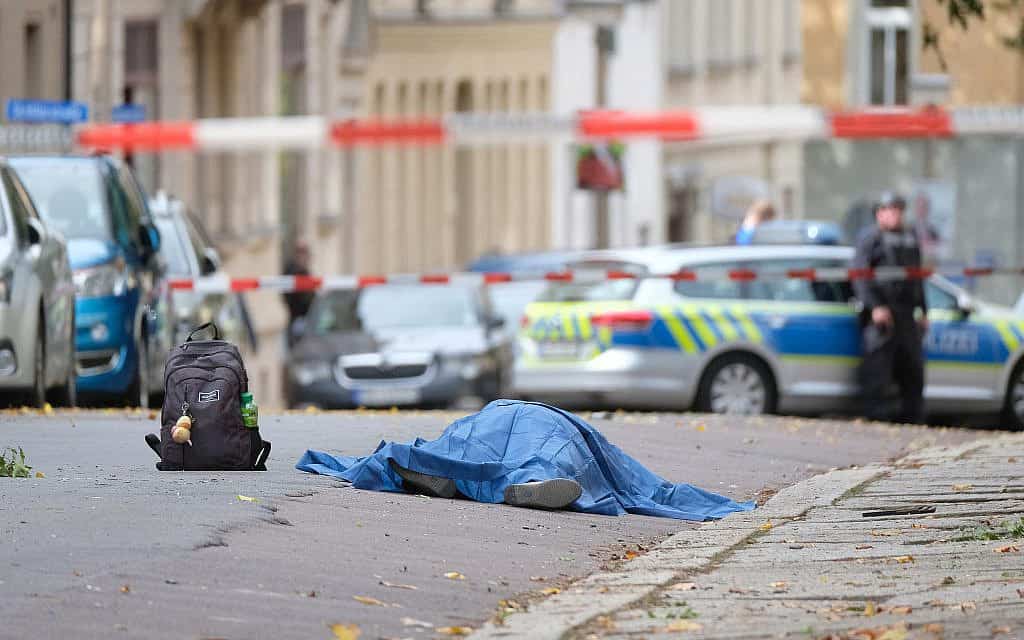 זירת הפיגוע שבו נורו למוות היום שני בני אדם מחוץ לבית כנסת בעיר האלה שבגרמניה. המשטרה פתחה במצוד אחר התוקפים (צילום: Sebastian Willnow/dpa via AP)