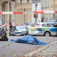 זירת הפיגוע שבו נורו למוות היום שני בני אדם מחוץ לבית כנסת בעיר האלה שבגרמניה. המשטרה פתחה במצוד אחר התוקפים (צילום: Sebastian Willnow/dpa via AP)
