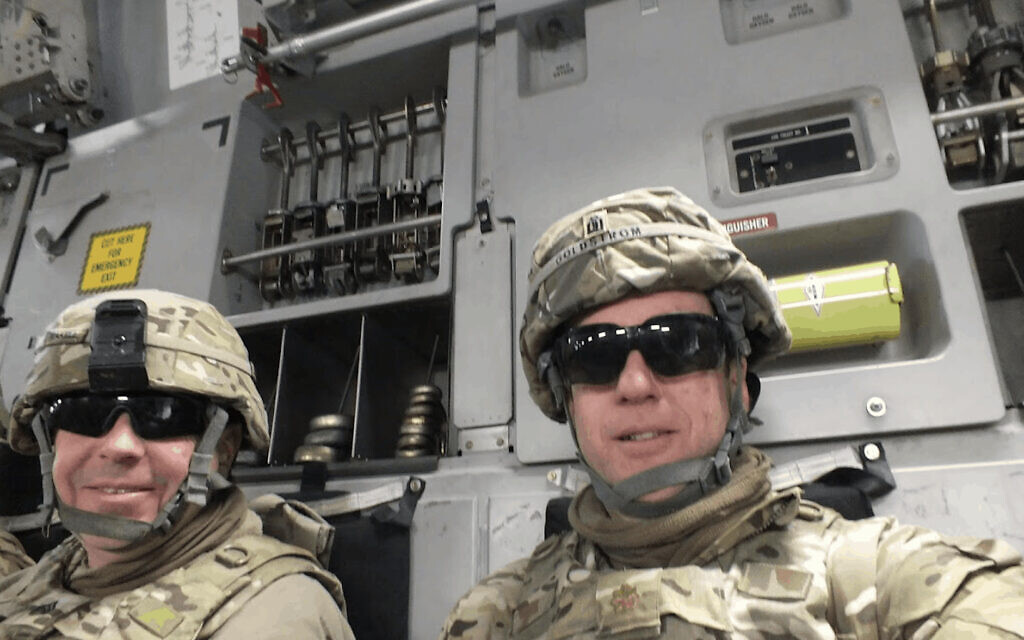 גולסטרום (מימין) עם עמיתו דייויד טיקל, בדרך לביקור צוותים צבאיים בבסיסים במוצבים באפגניסטאן בשנת 2013 (צילום: באדיבות גולדסטרום)