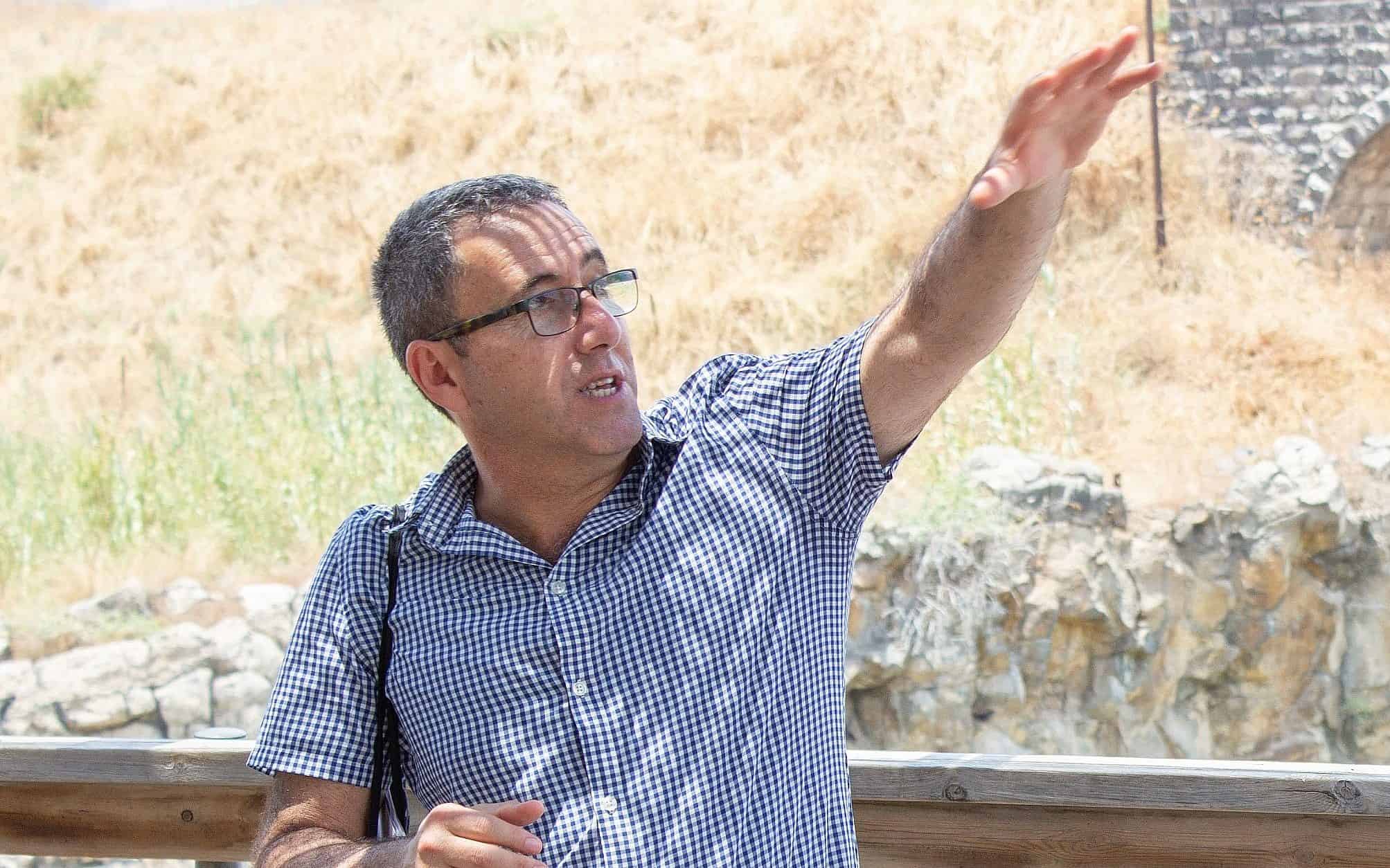 גדעון ברומברג, מנהל הסניף הישראלי של אקופיס המזרח התיכון, מסביר על ענייני מים בנהריים, 12 ביוני 2019 (צילום: צילום באדיבות אקופיס)