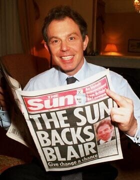 טוני בלייר אוחז בעיתון הסאן שמצהיר על תמיכתו בבלייר לראשות הממשלה, ב-1997 (צילום: AP Photo)