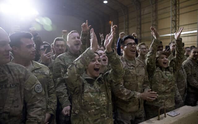 חיילים אמריקאים בעיראק, מריעים לנשיא טראמפ, שהבטיח כי לא יסיג כוחות משם, 2018 (צילום: AP Photo/Andrew Harnik)