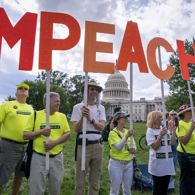 מפגינים בארה"ב קוראים להדחת הנשיא דולנד טראמפ, נובמבר 2019 (צילום: AP Photo/J. Scott Applewhite)