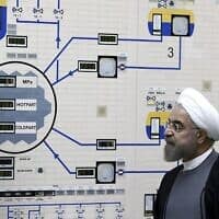 נשיא איראן חסן רוחאני מבקר בכור הגרעיני בבושאר, ב-13 בינואר 2015 (צילום: AP Photo/Iranian Presidency Office, Mohammad Berno)