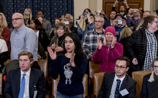 קהל בהליך ההדחה של טראמפ (צילום: AP Photo/Andrew Harnik)