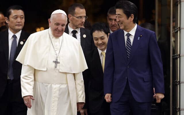 שינזו אבה בפגישה עם האפיפיור (צילום: AP Photo/Gregorio Borgia)