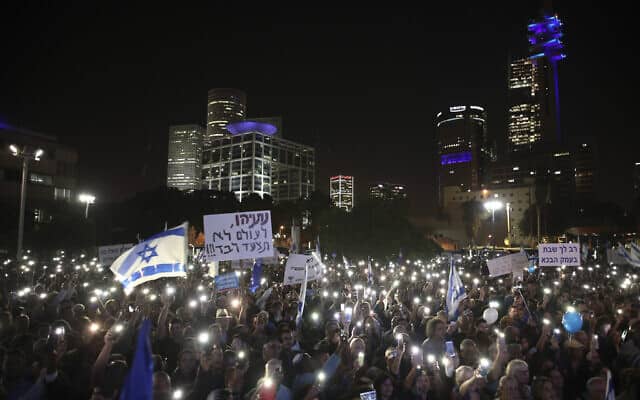 הפגנת התמיכה בבנימין נתניהו במוזיאון תל אביב. 26 בנובמבר 2019 (צילום: AP Photo/Oded Balilty)