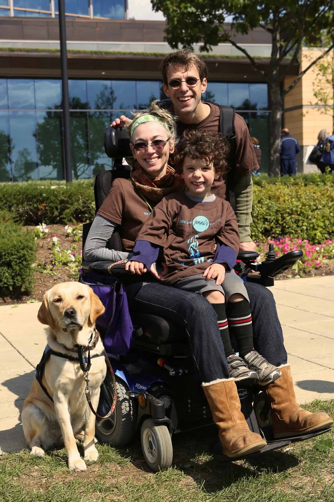 ג&#039;ני קליינמן ברביצקי עם בנה פילפ והכלב שלהם (צילום: מתוך הסרט Grateful)