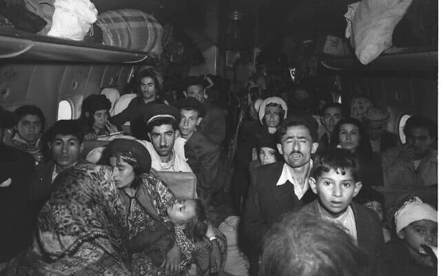 יהודים עיראקים מגיעים לשדה התעופה לוד ב-1 במאי, 1950 (צילום: לע&quot;מ\בראונר טדי)
