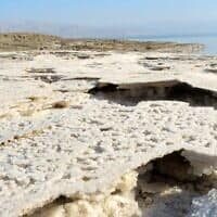 קו החוף הנסוג של ים המלח, שמפלס המים שלו יורד ביותר ממטר לשנה, מותיר מאחוריו שכבה דקה של קרום מלח