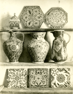 מוצרים למכירה בסדנת אריחי כיפת הסלע בשנות ה-20 (צילום: באדיבות סאטו מוגליאן)