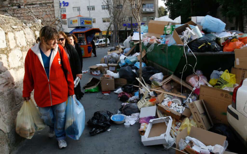 אשפה שהצטברה ברחובות ירושלים במהלך שביתה ב-2007 (צילום: נתי שוחט, פלאש 90)