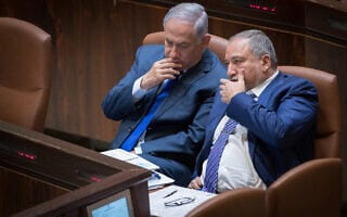אביגדור ליברמן ובנימין נתניהו בכנסת, ב-24 באוקטובר 2017 (צילום: יונתן סינדל/פלאש90) אביגדור ליברמן ובנימין נתניהו בכנסת, ב-24 באוקטובר 2017 (צילום: יונתן סינדל/פלאש90)
