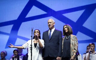 בני גנץ ואשתו עם הזמרת אחינועם ניני בעצרת לזכר רבין, תל אביב, נובמבר 2019 (צילום: Noam Revkin Fenton/Flash90) בני גנץ ואשתו עם הזמרת אחינועם ניני בעצרת לזכר רבין, תל אביב, נובמבר 2019 (צילום: Noam Revkin Fenton/Flash90)