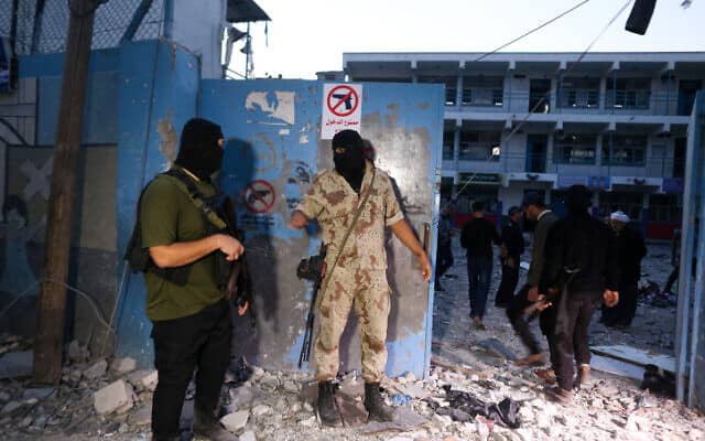 חמושים ליד הבית שבו חוסל איש הג&#039;יהאד האיסלאמי אבו אל-עטא (צילום: חסן ג&#039;די, פלאש 90)