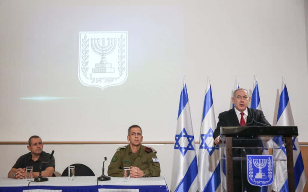 ראש הממשלה נתניהו, הרמטכ"ל כוכבי וראש השב"כ ארגמן בקריה בתל אביב, היום (צילום: מרים אלסטר, פלאש 90)