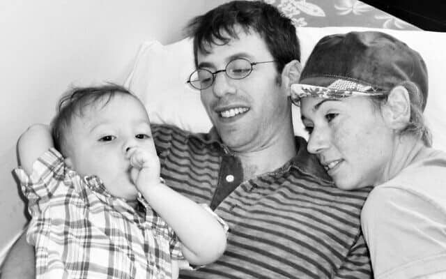 ג&#039;ני קליינמן ברביצקי עם בעלה, ג&#039;ף, ובנם, פיליפ, בתור תינוק (צילום: מתוך הסרט Grateful)