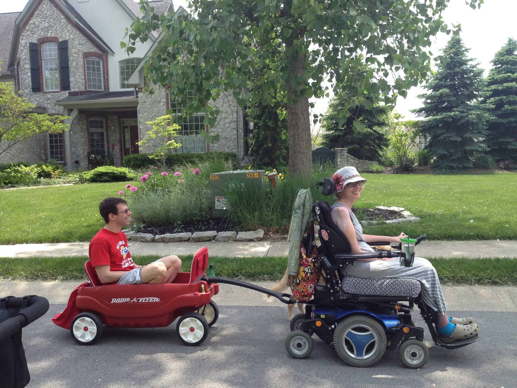 ג'ני קליינמן ברביצקי מושכת את בעלה, ג'ף, עם כיסא גלגלים ממונע (צילום: מתוך הסרט Grateful)