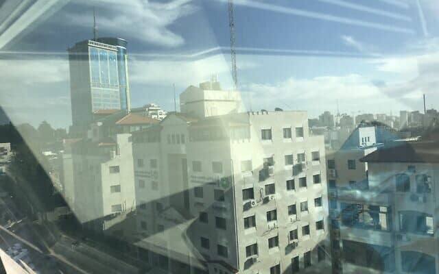 רמאללה מהחלון של משרדי אמנסטי (צילום: אמיר בן-דוד)