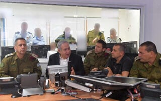 ראש הממשלה בנימין נתניהו עם הרמטכל אביב כוכבי וראש השב"כ נדב ארגמן בבור בקריה בתל אביב במהלך הלילה בו
חוסל בכיר הג'יהאד האיסלאמי, בהאא אבו-אל עטא.
מימין סגן הרמטכל אייל זמיר (צילום: קובי גדעון/לע״מ) ראש הממשלה בנימין נתניהו עם הרמטכל אביב כוכבי וראש השב"כ נדב ארגמן בבור בקריה בתל אביב במהלך הלילה בו
חוסל בכיר הג'יהאד האיסלאמי, בהאא אבו-אל עטא.
מימין סגן הרמטכל אייל זמיר (צילום: קובי גדעון/לע״מ)