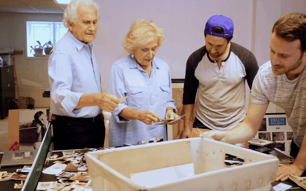 יוצר הקולנוע טיילר גילדין מסתכל בתמונות משפחתיות עם סבו הרברט וסבתו גלוריה, בסצנה מתוך "כוכב הים" (צילום: באדיבות גילדין)