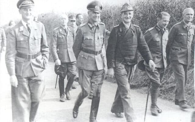 גנרלים גרמנים הולכים בשטח פארק טרנט (צילום: באדיבות הלן פריי)