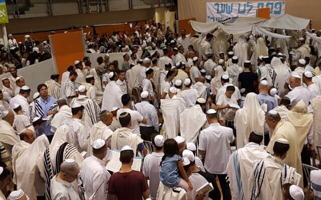 ישראלים חילוניים ודתיים בתפילות הנעילה של יום כיפור במרכז הקהילה בקריית אונו (צילום: באדיבות צוהר)