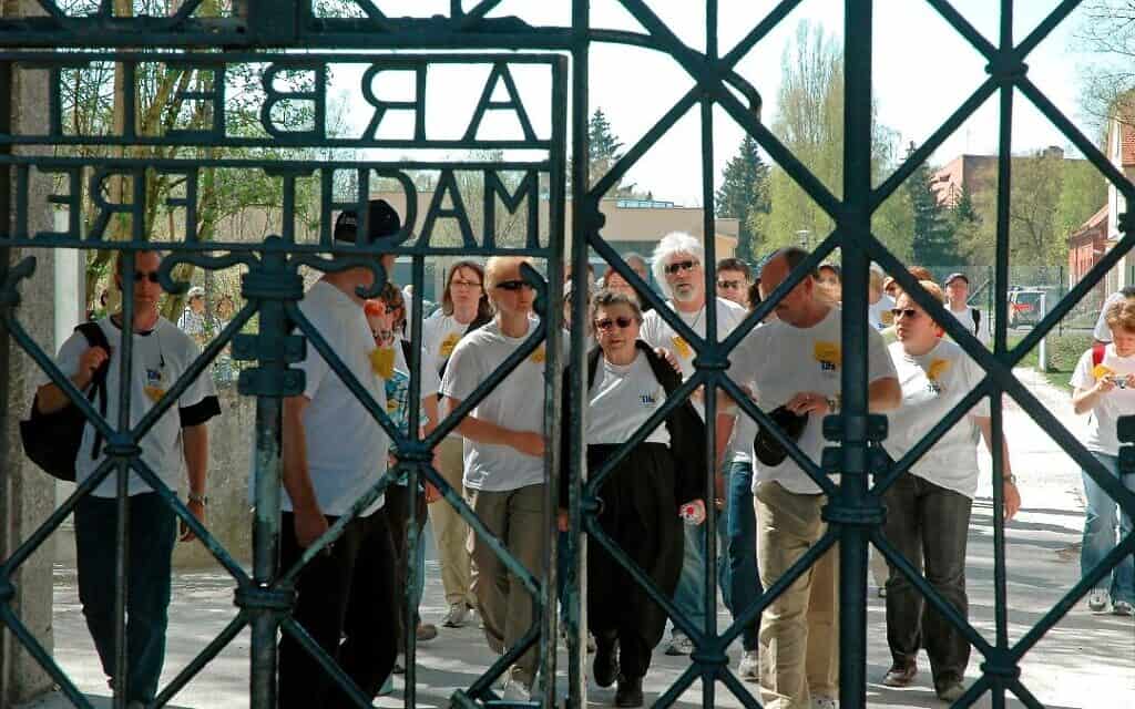 שורדת השואה רוז פרייס, במרכז, היא הראשונה לגשת לעשרי מחנה דכאו ב-March of Life הראשון, ב-2007 (צילום: Courtesy)